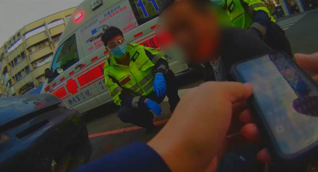 员警耐心询问徐男家中住址。（台中市第三分局提供／冯惠宜台中传真）