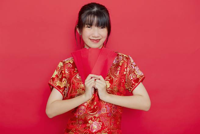 想在过年前催旺运势，可以多去闹区走走，或亲近婴儿、多接触大自然，也可以找熟人叙旧，去唱歌放松。（示意图／shutterstock）