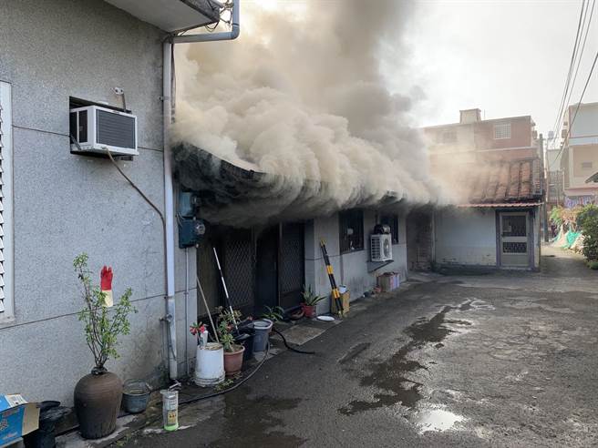 高雄市美濃區中興路一段1棟民宅8日上午發生火警，幸無人受傷。（翻攝照片／林瑞益高雄傳真）