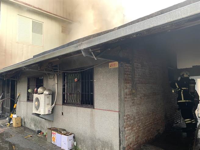 高雄市美濃區中興路一段1棟民宅8日上午發生火警，消防局人員到場搶救。（翻攝照片／林瑞益高雄傳真）