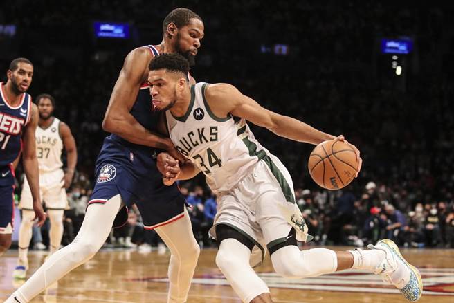 阿提托康波运球尝试突破杜兰特(左)的防守。(路透)