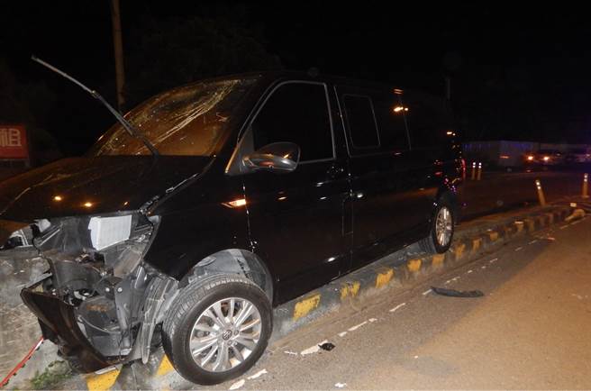 酒驾猛撞中投公路护栏，车头遭「切西瓜」，气囊炸开驾驶惨死。(民眾提供)
