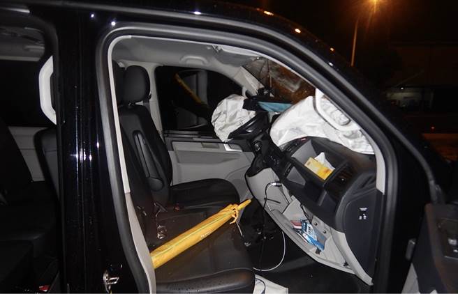 酒驾猛撞中投公路护栏，车头遭「切西瓜」，气囊炸开驾驶惨死。(民眾提供)
