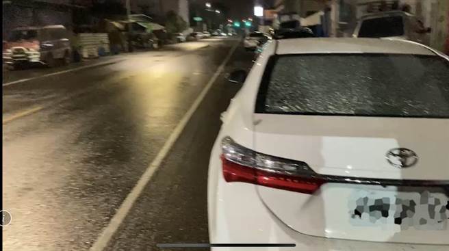 高雄市仁武區一名許姓男子以為仇家找上門，開槍射擊導致汽車玻璃毀損。（翻攝照片／林瑞益高雄傳真）