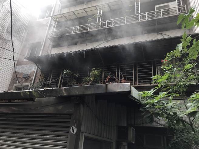 淡水5樓公寓突竄大火，救出1男1女住戶已無生命跡象。(民眾提供)