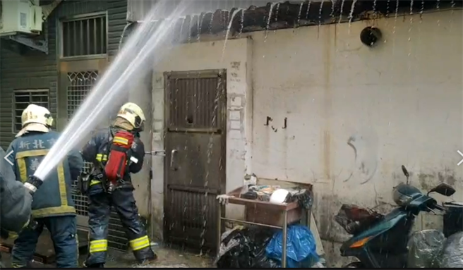 淡水5樓公寓突竄大火，救出1男1女住戶已無生命跡象。(民眾提供)