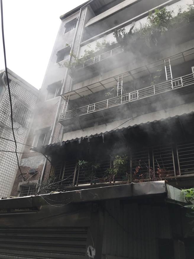 淡水5樓公寓突竄大火，救出1男1女住戶已無生命跡象。(民眾提供)