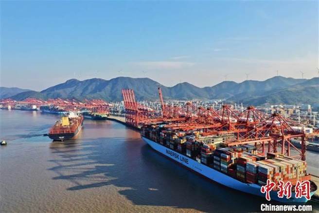 《光明日报》报导，1月1日至4日18时，寧波舟山港完成货柜吞吐量36.6万标准箱，与去年同期持平。（中新网）