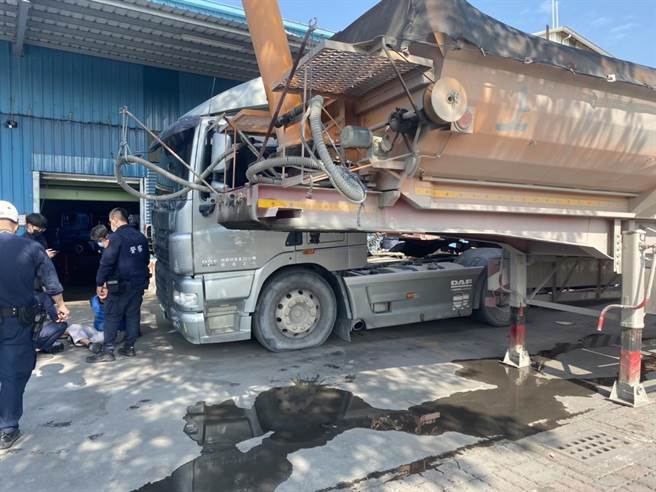 岡山警方追查一部砂石車，一路追到仁武區，在仁武區環湖路將駕駛壓制在地上。（翻攝照片／林瑞益高雄傳真）