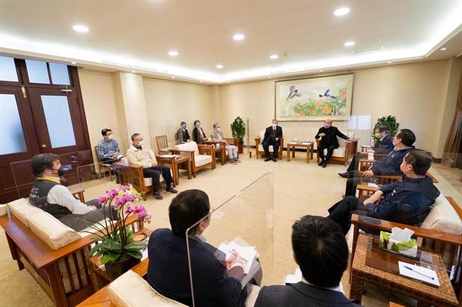 桃园机场群聚感染延烧，行政院长苏贞昌今上午再度召开扩大防疫会议，指示扩大潜在接触者匡列，并尽速对相关人员进行筛检。（行政院提供）