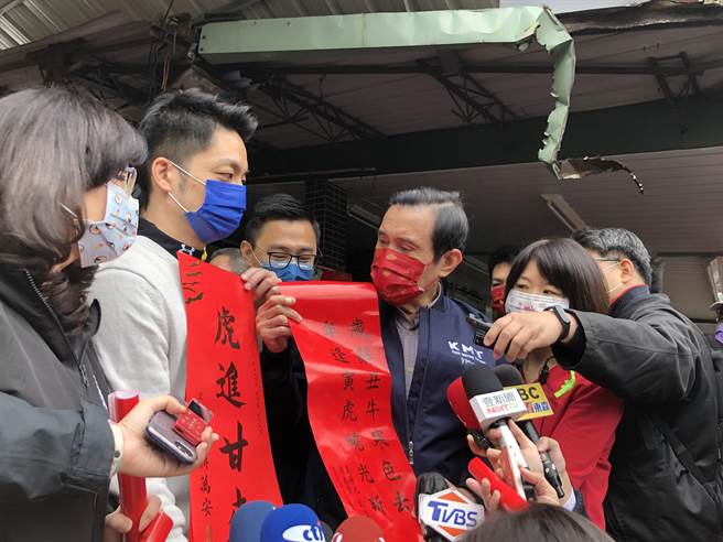 前总统马英九、国民党立委蒋万安上午到草埔市场发放春联。（赵婉淳摄）