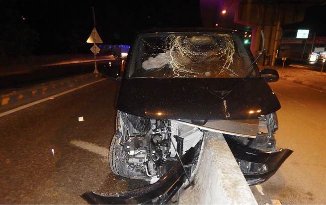 陈男疑酒后驾车，自撞中投快速道路匝道分隔护栏，车头受损严重，护栏直接插入车体。（雾峰分局提供／黄国峰台中传真）
