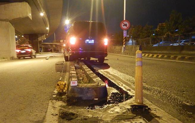 陈男疑酒后驾车，先是将车开上分隔岛，然后撞上中投快速道路匝道分隔护栏。（雾峰分局提供／黄国峰台中传真）