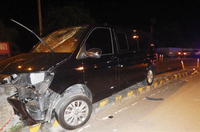 陈男疑酒后驾车，自撞中投快速道路匝道分隔护栏，车头受损严重，护栏直接插入车体。（雾峰分局提供／黄国峰台中传真）