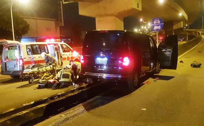 陈男疑酒后驾车，先是将车开上分隔岛，然后撞上中投快速道路匝道分隔护栏，台中市消防局获报紧急救援，立即CPR急救，不幸送医后仍不治身亡。（民眾提供／黄国峰台中传真）