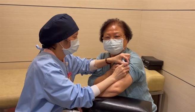 高市府整备防疫量能，宣布全市409家合约医疗院所皆可预约接种，并推出「打疫苗赠礼券」方案。（高市府卫生局提供／洪浩轩高雄传真）