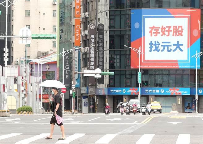 針對「道路交通安全精進作為」，政治大學法學院副教授劉宏恩認為，執法警察嚴格取締、正確行車習慣也要加強宣導，呼籲駕駛停車禮讓行人，遵守法規。（本報系資料照／粘耿豪攝）