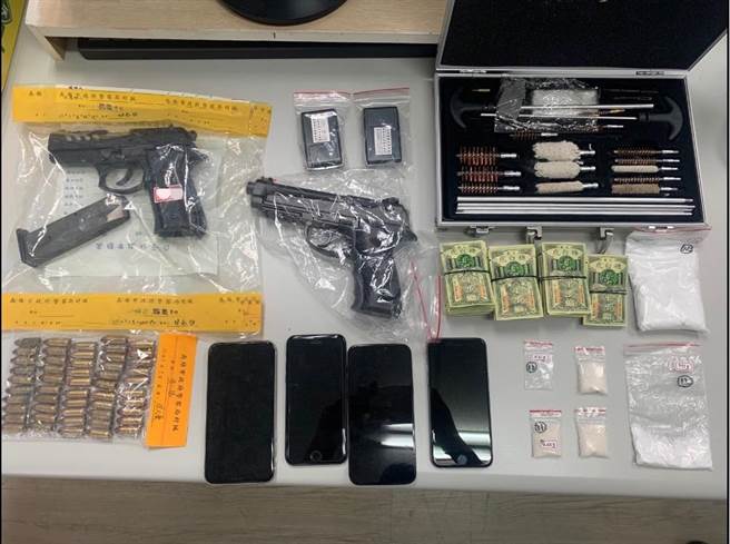 警方在蔡嫌住处搜出35包印有「含笑半步癫」咖啡包、6包共重82.5公克的K他命、1把改造枪、一把空气枪及51颗子弹等物。（翻摄照片／石秀华高雄传真）