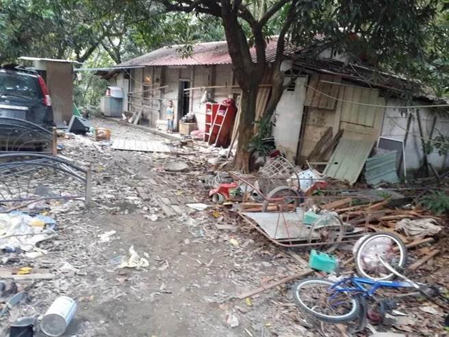 　叶仁创表示，收到女童的信件后相当不舍与心疼，一家8口再这么寒冷的天气，挤在破旧的老房子内，林小妹还贴心让出床自己睡地上，这么寒冷的冬天如何入眠他无法想像。（叶仁创议员提供／吴建辉南投传真）