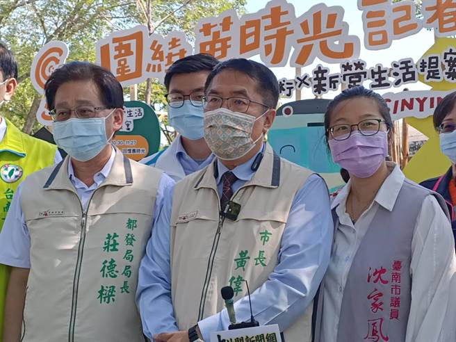 台南市长黄伟哲（中）说，台南目标就是力守台南不要发生本土案例。（张毓翎摄）