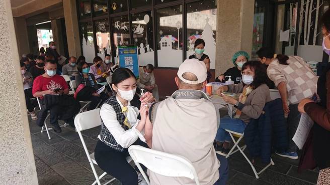 新冠肺炎第3劑開打首日逢假日，台南市文化中心湧現施打人潮。（程炳璋攝）