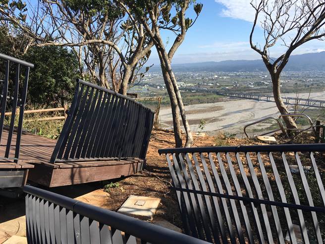 去年8月卢碧颱风豪雨冲刷大甲铁砧山东北侧边坡，造成雕塑公园观景台基座悬空，岌岌可危。（王文吉摄）