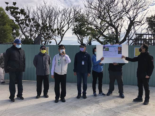 台中市议员吴敏济（左三）争取市府灾害预备金2800万元进行抢修，并邀请相关单位举办復建工程说明会。（王文吉摄）