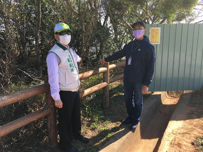 台中市议员吴敏济（左）争取市府灾害预备金2800万元復建铁砧山雕塑公园边坡。（王文吉摄）