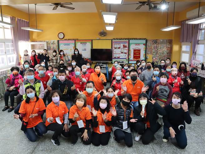 弘道老人福利基金会长青快乐学堂今天举行「社区剧场」成果发表会。（弘道老人福利基金会提供）