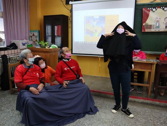 弘道老人福利基金会长青快乐学堂今天举行「社区剧场」成果发表会。（弘道老人福利基金会提供）