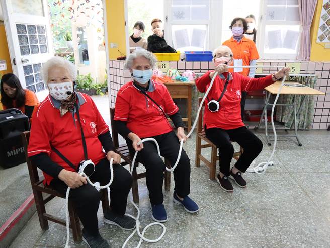 弘道老人福利基金会长青快乐学堂今天举行「社区剧场」成果发表会。（弘道老人福利基金会提供）