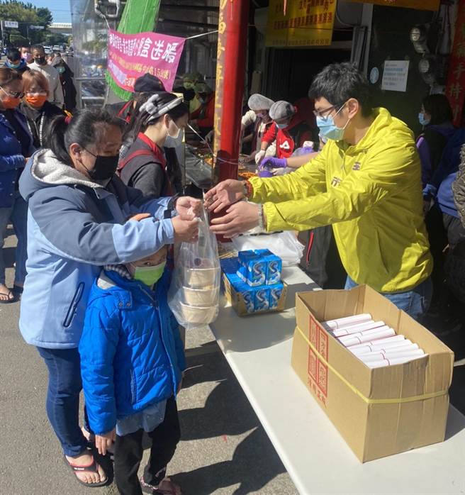 周永鸿说，自己出身弱势家庭成长歷程很能体会年关难熬的处境，希望今天能把温暖传递给需要的民眾。（周永鸿服务处提供）