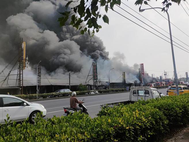 屏东九如洗车行惊传火警，浓烟蔓延隔壁轮胎厂及整排铁皮屋，消防抢救，据悉1人受伤。（翻摄画面／谢佳潾屏东传真）