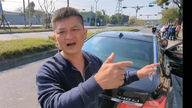 熱心的李姓男子載警察去追砂石車，他對警察的英勇表示敬佩。（翻攝照片／林瑞益高雄傳真）
