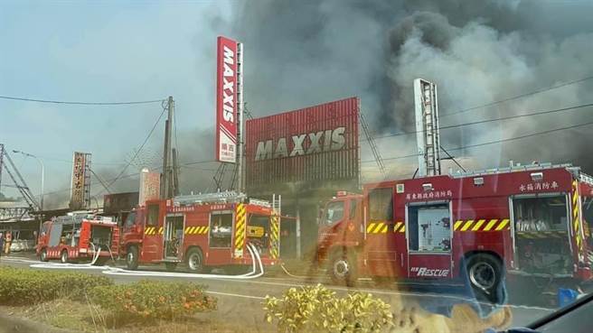 屏东九如洗车行惊传火警，浓烟蔓延隔壁轮胎厂及整排铁皮屋，消防抢救，据悉1人受伤。（翻摄记者爆料网）