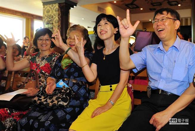 柯文哲（右起）、妻子陈佩琪、柯妈妈何瑞美及妹妹柯美兰。（刘宗龙摄）