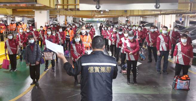 桃园机场群聚感染逐渐扩大，机场清洁人员下班时，干部宣导搭乘交通车的注意事项。（范扬光摄）