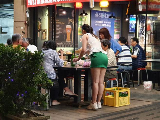 吃热炒一不小心就热量爆表，营养师高敏敏近日整理出常见热炒料理的热量，提醒民眾要注意。(示意图/本报系资料照/叶书宏摄)