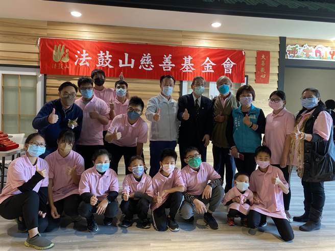 嘉義縣長翁章梁（中）參加法鼓山慈善基金會弱勢兒少數位學習成果發表。（張亦惠攝）