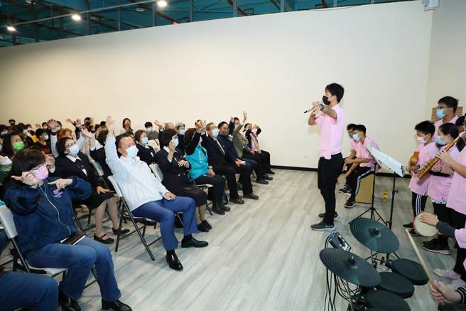 嘉義縣長翁章梁（左二）參加法鼓山慈善基金會弱勢兒少數位學習成果發表。（張亦惠攝）