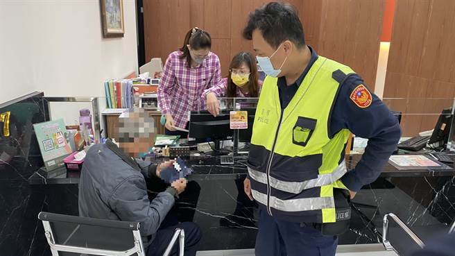 徐姓男子已71岁，深信网路爱情诈骗欲匯款给对岸李姓女子，遭警察阻诈。（读者提供／程炳璋台传真）