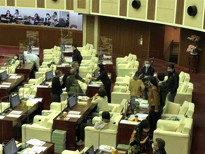 场面濒临失控边缘，议长陈锦祥宣布休息，官员上前安抚议员。（杨亚璇摄）