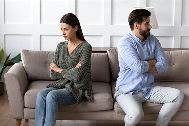 一名女網友的哥哥打算婚後買房住外面，但他女友卻因為自己薪資低，無法幫忙付房貸而自卑，兩人因此爭執不斷。（示意圖／Shutterstock）