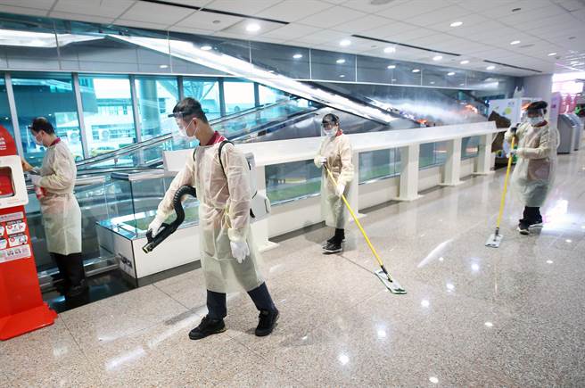 桃机群聚的2名清洁员病毒定序和境外移入个案相同，对此，指挥中心推估整起群聚的感染源可能是他。图为桃机消毒的画面。（本报系资料照）
