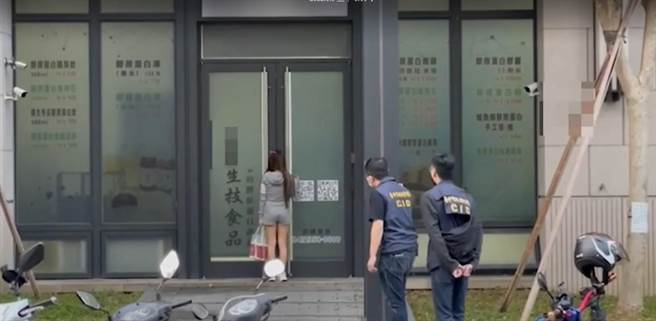 警方在生技公司外埋伏，趁著辣妹買炸雞要進入的時機，一舉衝入並順利破獲簽賭機房。(翻攝照片／林欣儀台中傳真)