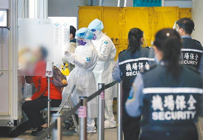 桃園機場群聚感染逐漸升溫，機場保全人員7日起全面篩檢，防止疫情擴大。（范揚光攝）
