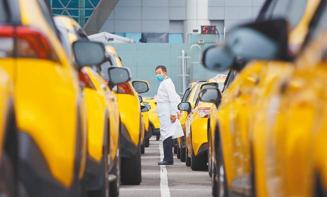 桃園機場疫情滾雪球，7日晚間再傳保全染疫。圖為機場防疫車隊，非確診當事人。（范揚光攝）
