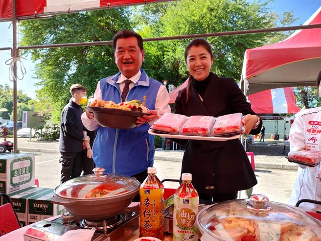 立委许淑华（右）也到场，与镇长简景贤（左）一同端菜上桌，让弱势民眾暖胃又暖心。（吴建辉摄）