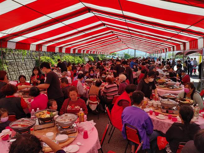 台湾人爱吃锅，草屯小镇更是火锅一级战区，光是虎山路周边就有20家火锅店，草屯镇公所特别举办火锅祭暨爱心送暖，共席开50桌火锅宴，招待地方弱势家庭与边缘户享用。（吴建辉摄）