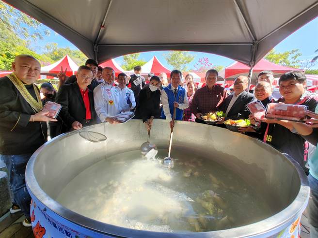 现场由南投县烹饪商业同业公会的厨师协助准备500人份火锅，还端出直经超过2公尺的锅子熬汤，场面热络。（吴建辉摄）